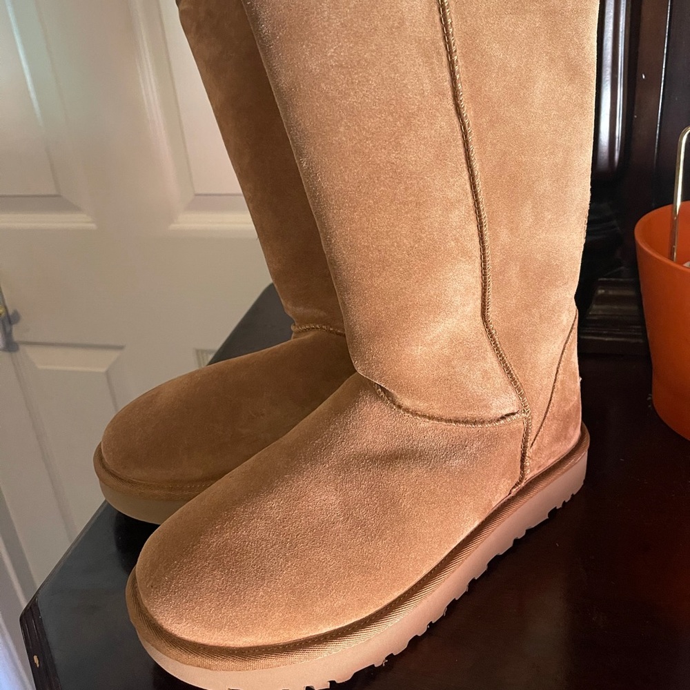 Ugg new size 8 woman